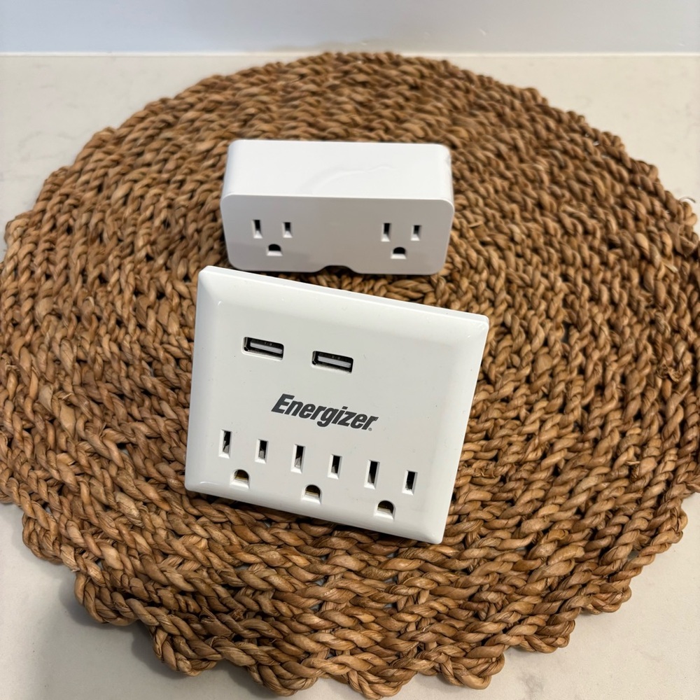 Wall Outlet with dual USB Ports charging Energizer